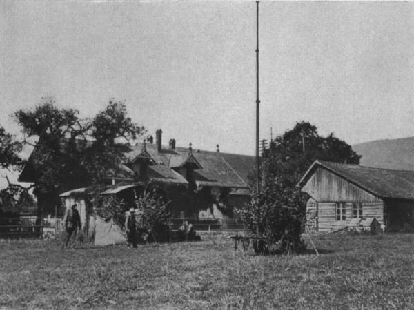 Aufgebaute Funkstation mit Antenna am Protzwagen, evtl. F.L.
